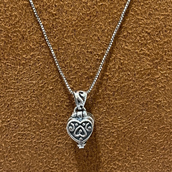 Vintage Sterling Silver charm Pendant. 925 Mark - Picture 3 of 10